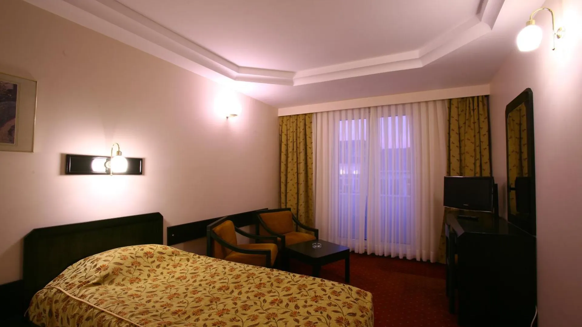 Istanbul Royal Hotel 4*,